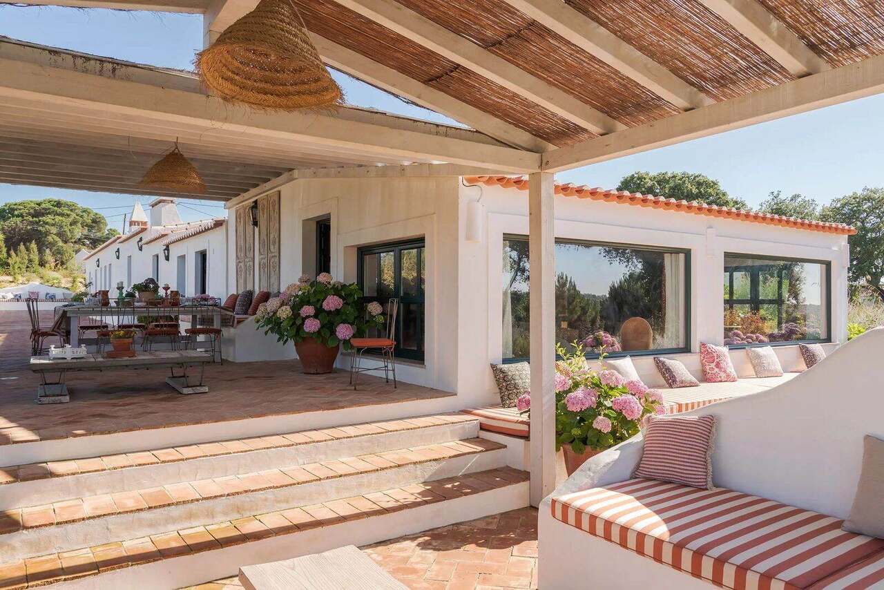 The long dining terrace